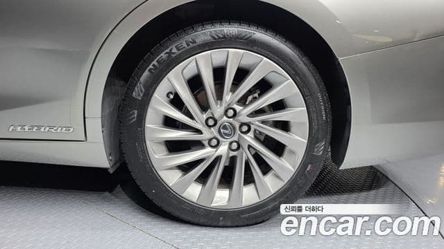 Lexus ES300h 2021 — ფოტო 32/37