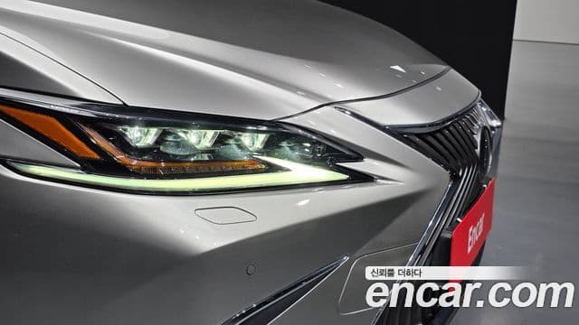 Lexus ES300h 2021 — ფოტო 21/37
