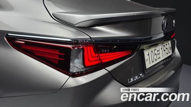 Lexus ES300h 2021 — ფოტო 8/37
