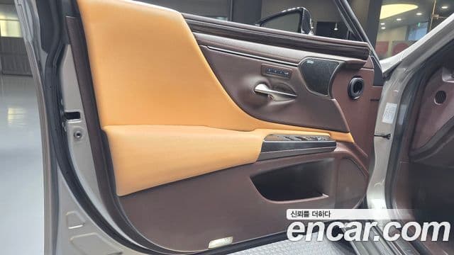 Lexus ES300h 2021 — ფოტო 33/37