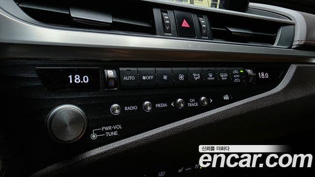 Lexus ES300h 2021 — ფოტო 18/37
