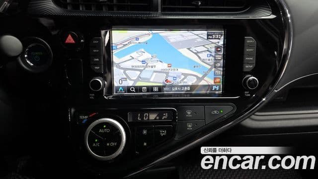 Toyota Prius C 2019 — Şəkil 28/31