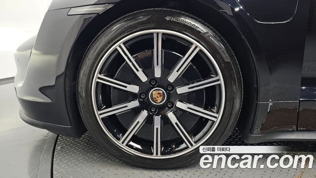 Porsche Taycan 2021 — Photo 33/39