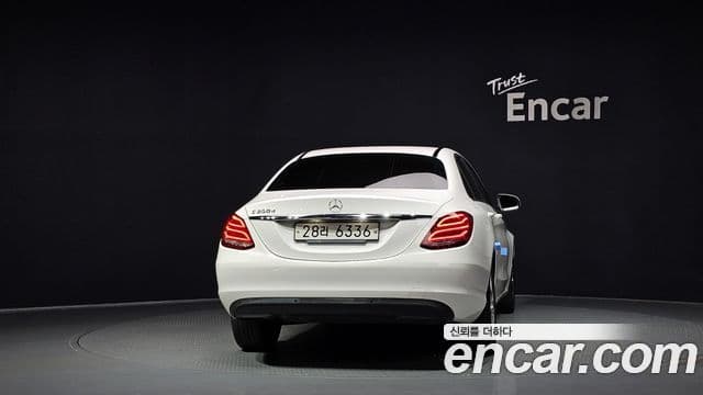 Mercedes-Benz C-Class 2018 — Şəkil 17/20