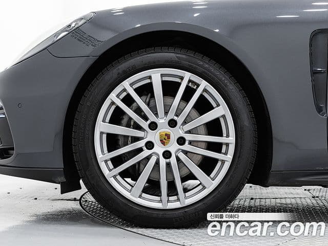 Porsche Panamera 2018 — Photo 17/19
