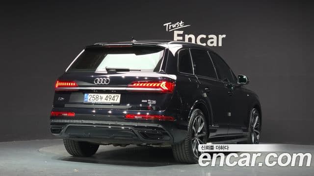 Audi Q7 2021 — Şəkil 12/37