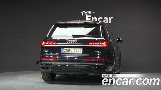 Audi Q7 2021 — Şəkil 14/37