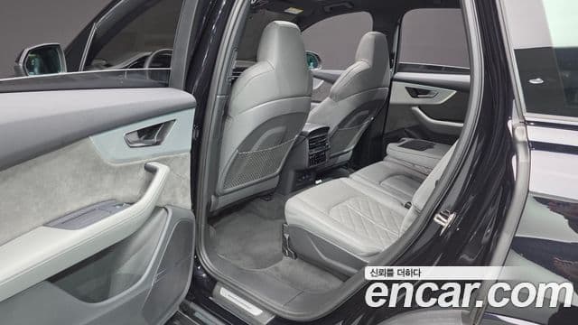 Audi Q7 2021 — Şəkil 26/37
