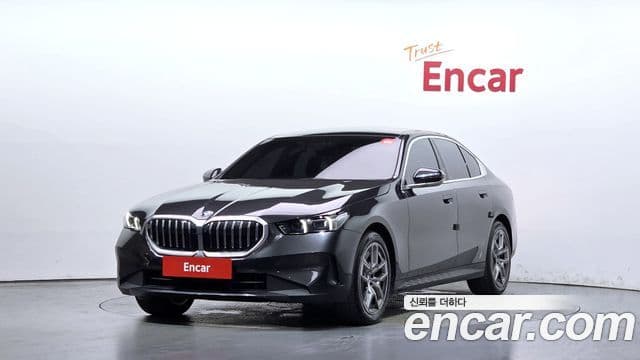 BMW 5 Series 2023 — ფოტო 13/33