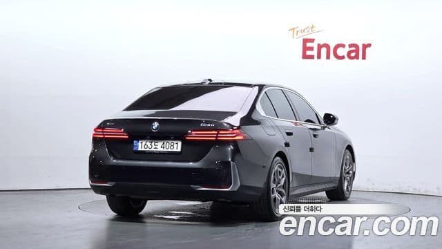 BMW 5 Series 2023 — ფოტო 29/33