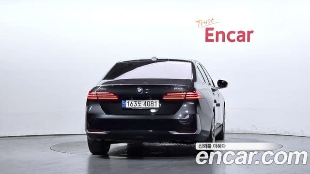 BMW 5 Series 2023 — ფოტო 21/33
