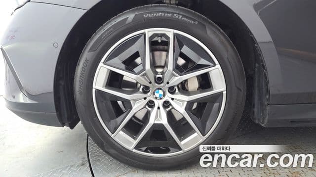 BMW 5 Series 2023 — ფოტო 8/33