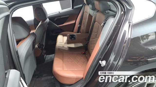 BMW 5 Series 2023 — ფოტო 18/33