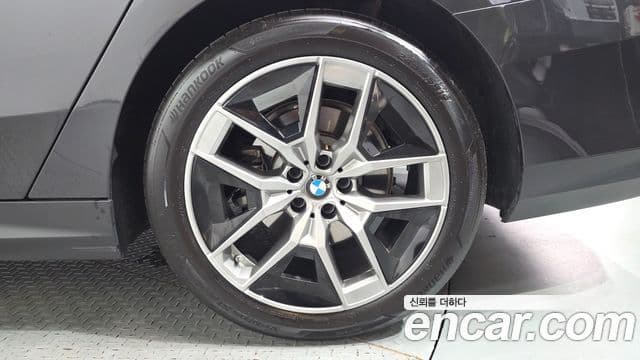 BMW 5 Series 2023 — ფოტო 33/33