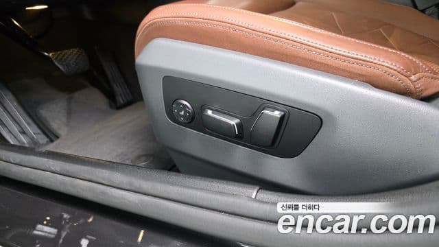 BMW 5 Series 2023 — ფოტო 22/33