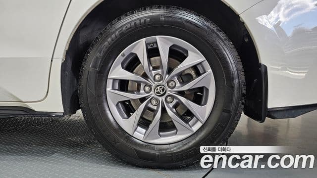 Toyota Sienna 2021 — Şəkil 27/36