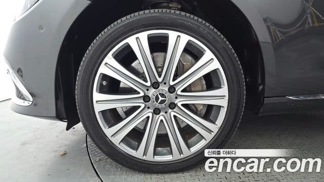 Mercedes-Benz E-Class 2021 — ფოტო 19/32