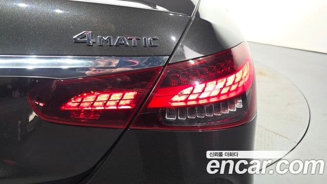 Mercedes-Benz E-Class 2021 — ფოტო 25/32