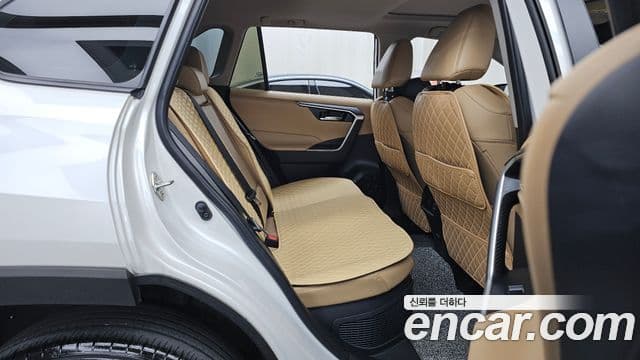 Toyota RAV4 2024 — ფოტო 28/35