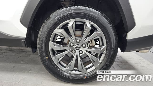 Toyota RAV4 2024 — ფოტო 31/35