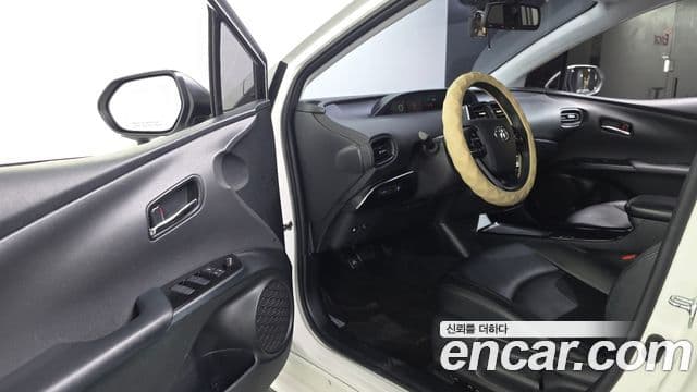 Toyota Prius 2019 — Photo 1/20