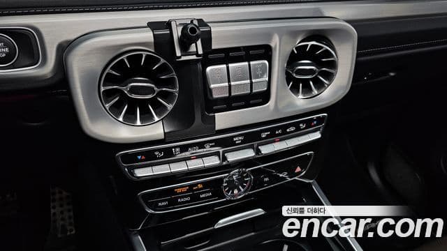 Mercedes-Benz G-Class 2024 — Photo 19/36
