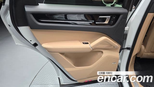 Porsche Cayenne 2023 — Photo 8/30