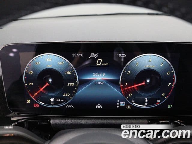 Mercedes-Benz GLA-Class 2023 — Photo 9/20