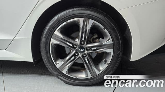 Kia K5 2021 — Şəkil 28/32