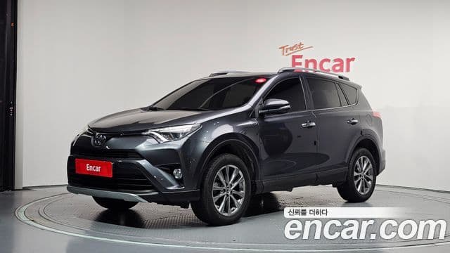 Toyota RAV4 2018 — Photo 7/20