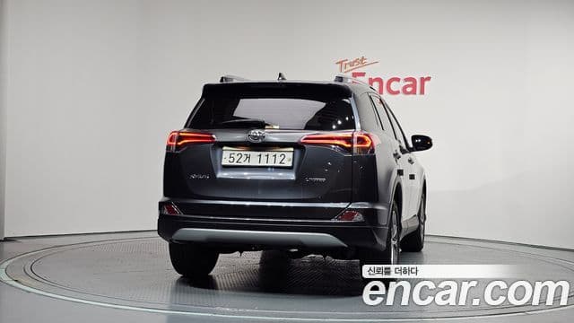 Toyota RAV4 2018 — Photo 12/20