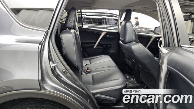 Toyota RAV4 2018 — Photo 9/20