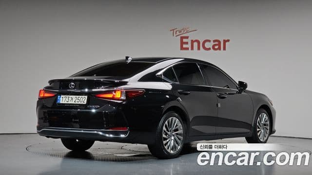 Lexus ES300h 2023 — Фото 2/20