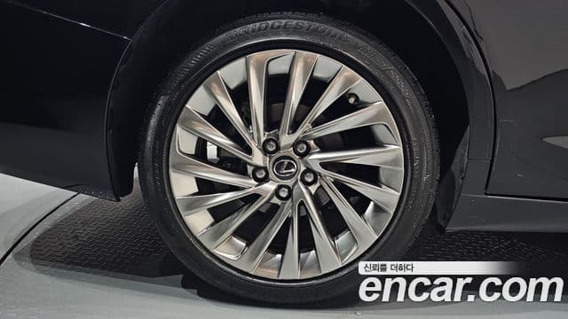 Lexus ES300h 2023 — Şəkil 14/39