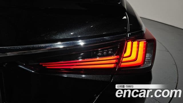 Lexus ES300h 2023 — Photo 33/39