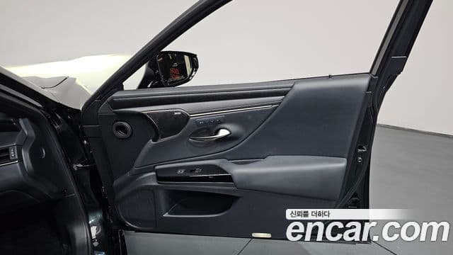 Lexus ES300h 2023 — Şəkil 24/39