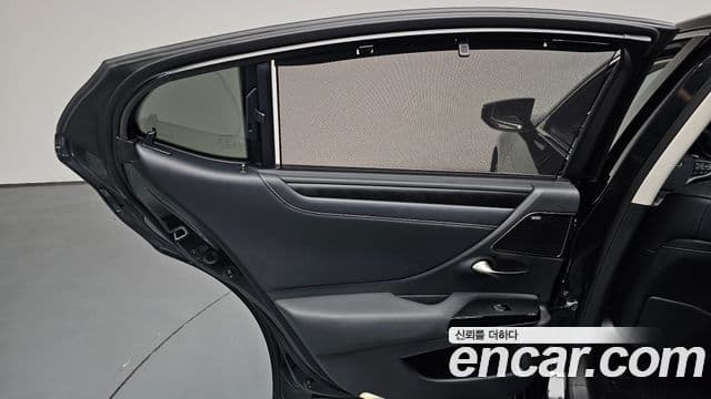 Lexus ES300h 2023 — Photo 12/39