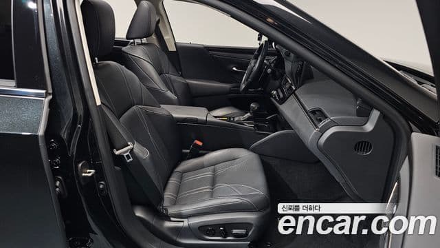 Lexus ES300h 2023 — Photo 20/39