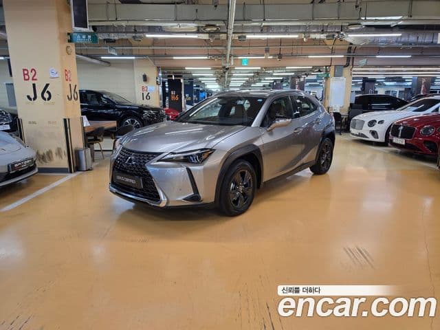 Lexus UX300h 2025 — Фото 9/19