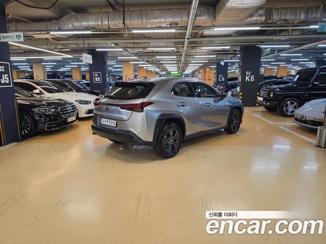 Lexus UX300h 2025 — Фото 1/19
