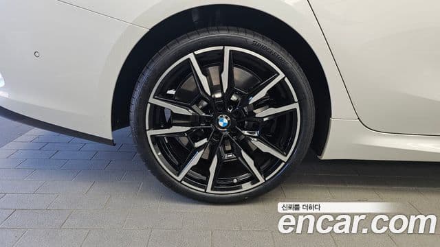 BMW 8 Series 2025 — Photo 11/20