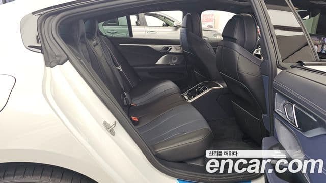 BMW 8 Series 2025 — Photo 15/20