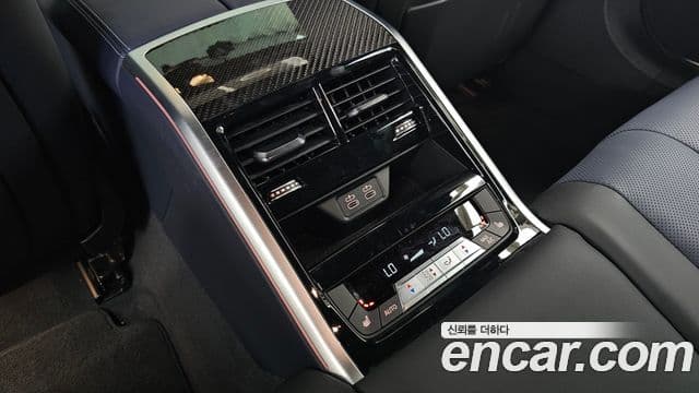 BMW 8 Series 2025 — Photo 18/20