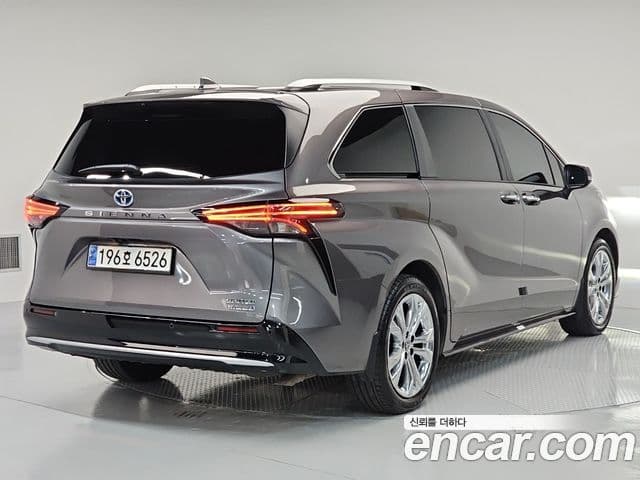 Toyota Sienna 2023 — ფოტო 9/20