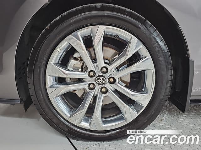 Toyota Sienna 2023 — ფოტო 1/20