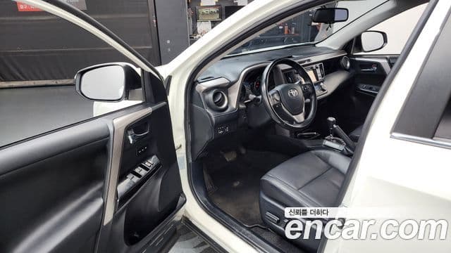 Toyota RAV4 2018 — Şəkil 10/20