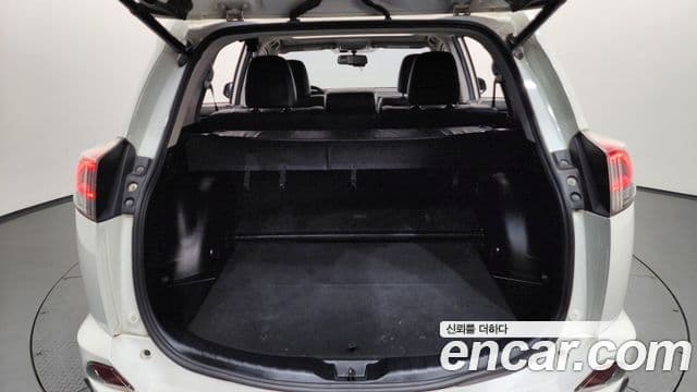 Toyota RAV4 2018 — Şəkil 16/20