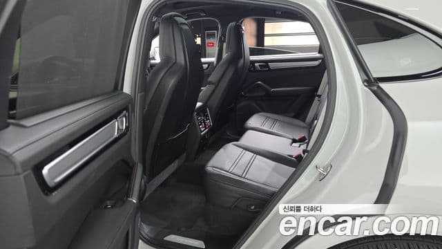 Porsche Cayenne 2022 — Photo 28/30