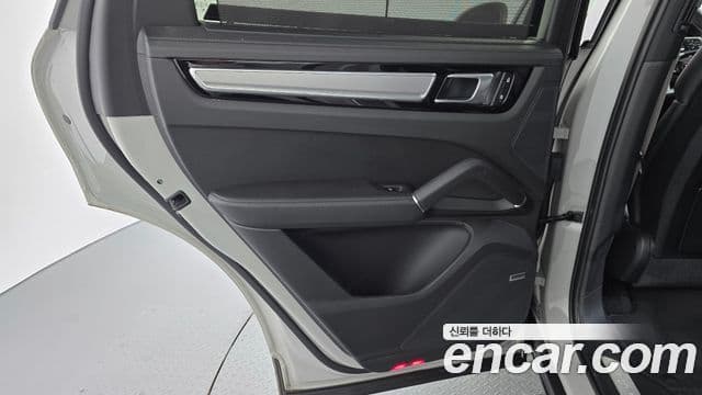 Porsche Cayenne 2022 — Photo 29/30