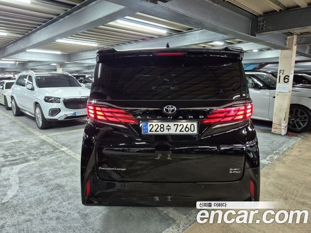 Toyota Alphard 2023 — Photo 2/20